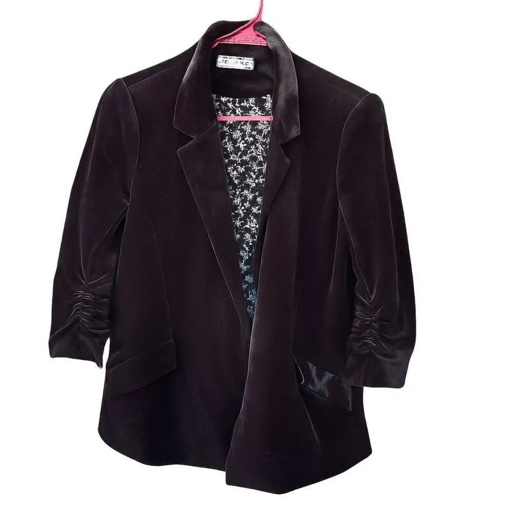 The Post size S black velvet blazer .